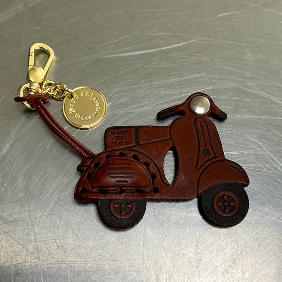 New, made in Italy leather, purse/key hanger. Gold tone clip and identifier tag. - Picture 1 of 4